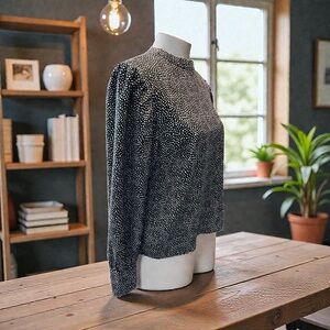 105 - Black & Shite Blouse